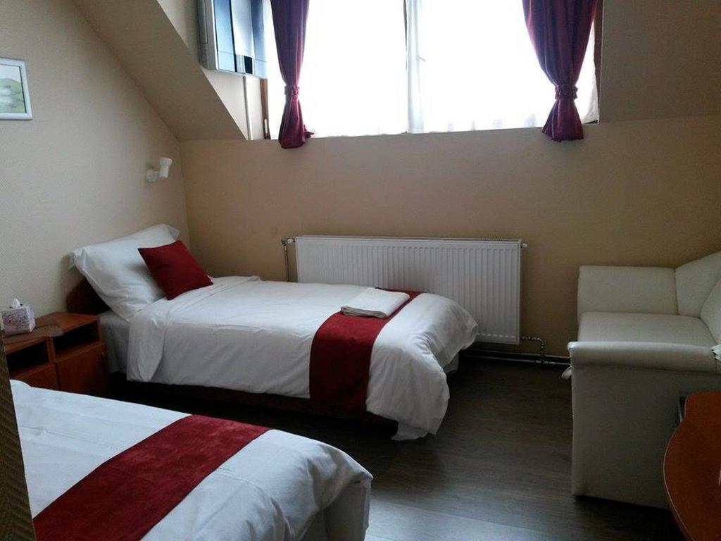 Abszolut Hotel Es Panzio Nyirbator Bilik gambar