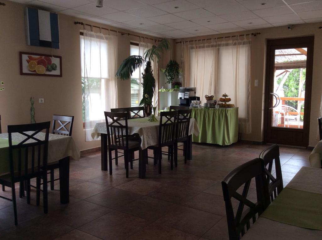 Abszolut Hotel Es Panzio Nyirbator Luaran gambar