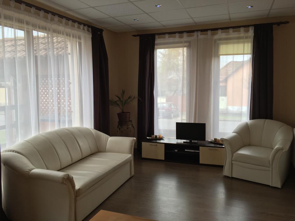 Abszolut Hotel Es Panzio Nyirbator Luaran gambar