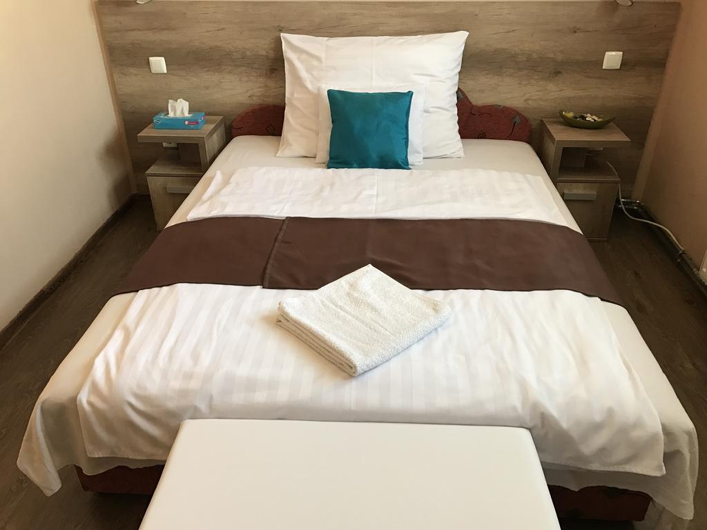 Abszolut Hotel Es Panzio Nyirbator Luaran gambar