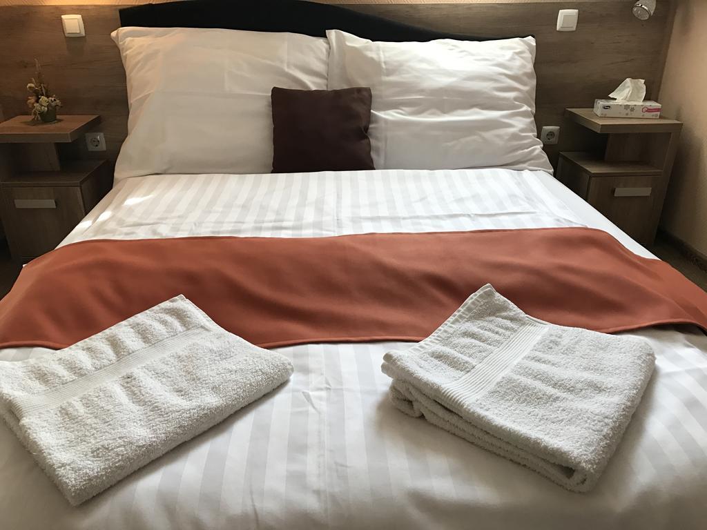 Abszolut Hotel Es Panzio Nyirbator Luaran gambar